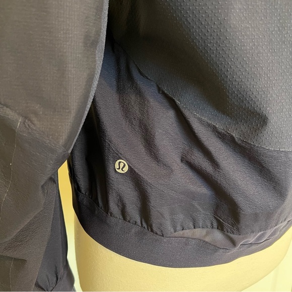 Lululemon Run On Jacket 10 Blue womens Midnight Navy Waterproof Windbreaker - Picture 8 of 16